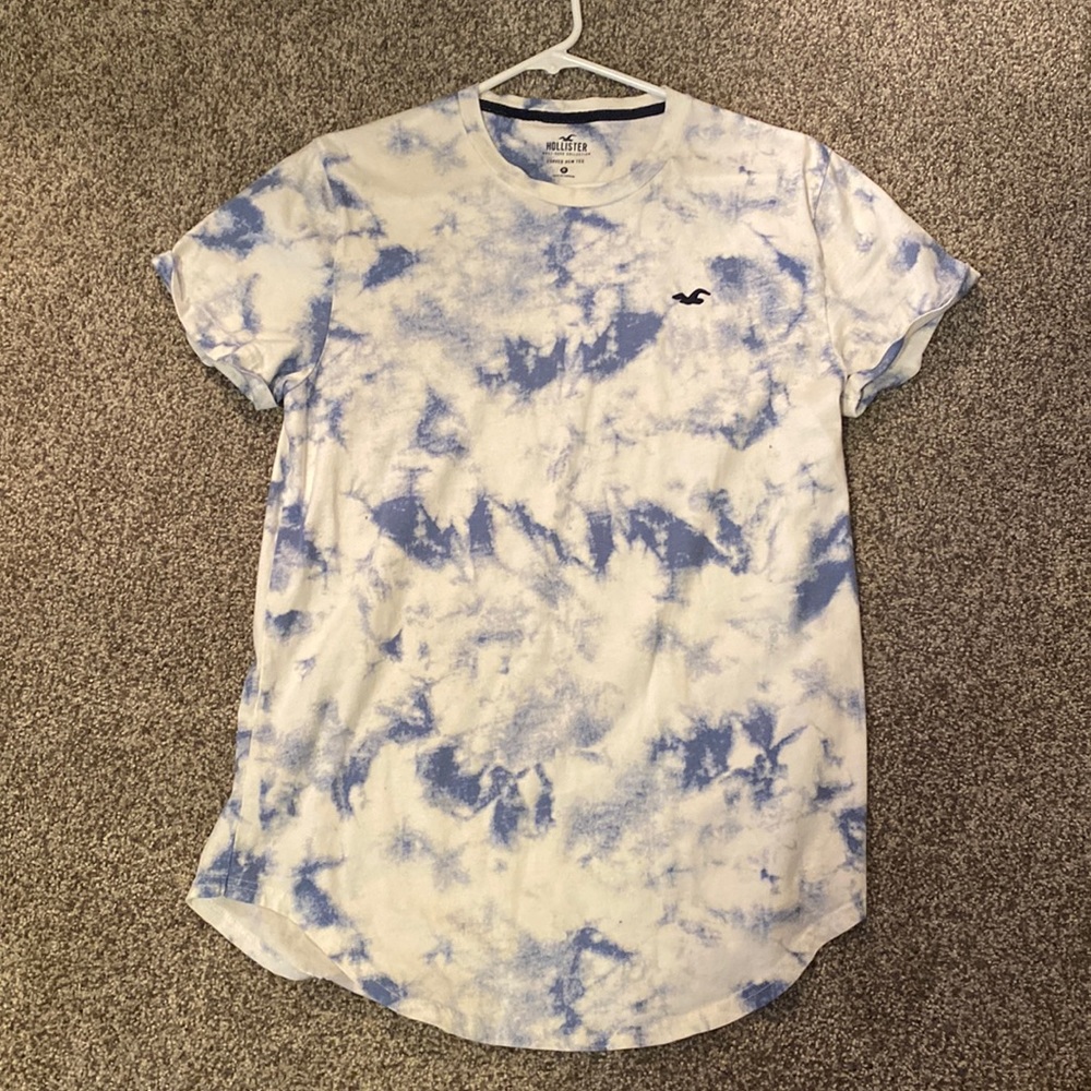 Medium curved hem Hollister t-shirt.
